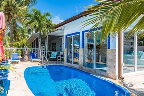A heated pool - Casa Blanca at Key Colony Beach ~ Newly renovated (Key Colony Beach)