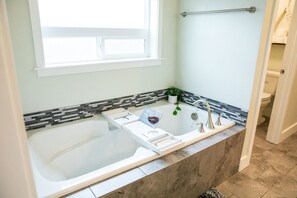 Badewanne, Haartrockner, Handtücher, Seife