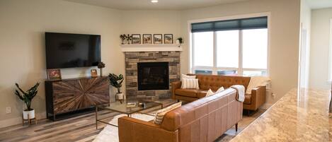 تلفزيون ذكي، مدفأة، مشغل دي في دي، كرة قدم الطاولة