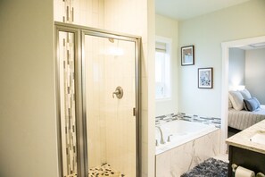 Baignoire, sèche-cheveux, serviettes fournies, savon
