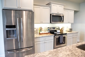 Geladeira, micro-ondas, fogão, cooktop