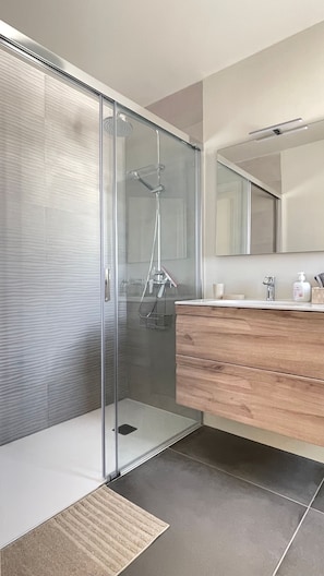Dusche, Haartrockner, Handtücher, Seife