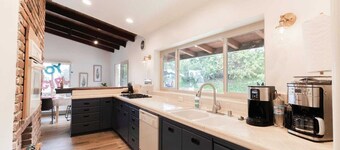 "Medallion" Modern City Estate 7bed/5bath AC + VIEW