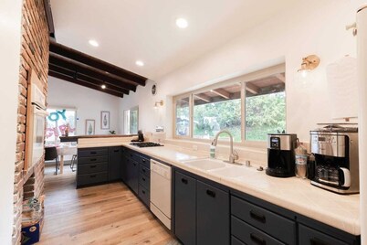 "Medallion" Modern City Estate 7bed/5bath AC + VIEW