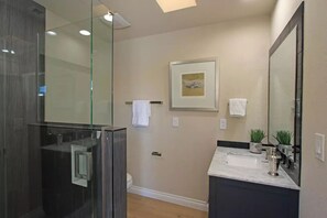 Badewanne, Haartrockner, Handtücher, Toilettenpapier