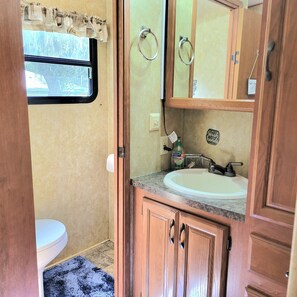 Shower, hair dryer, towels, soap - Private 2 bedroom 2 bathroom whole home dog friendly quiet Hideaway in Tampa Bay (Lutz)