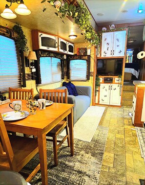Dining - Private 2 bedroom 2 bathroom whole home dog friendly quiet Hideaway in Tampa Bay (Lutz)
