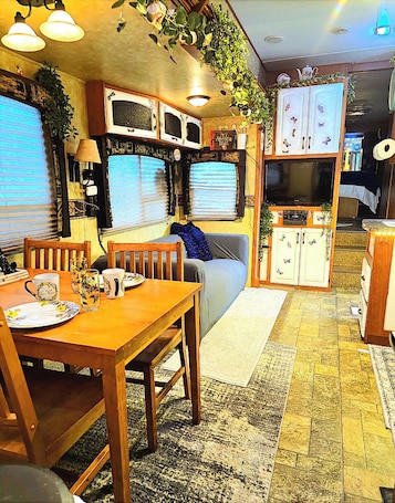 Dining. Private 2 bedroom 2 bathroom whole home dog friendly quiet Hideaway in Tampa Bay