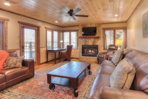 Una Smart TV, una chimenea, videojuegos, un futbolín