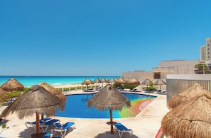 Outdoor pool - Villa Marlín Ocean Front Condo (Cancún)