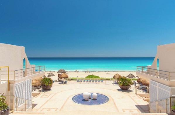 Beach nearby, sun-loungers, beach towels - Villa Marlín Ocean Front Condo (Cancún)