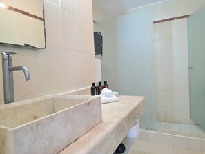 Shower, hair dryer, towels, soap - Villa Marlín Ocean Front Condo (Cancún)