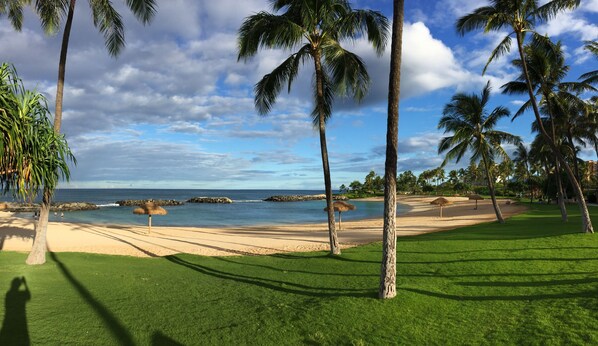 Sur la plage, chaise longue, serviettes de plage