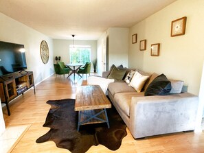 Smart-TV, Kamin, Tischtennisplatte