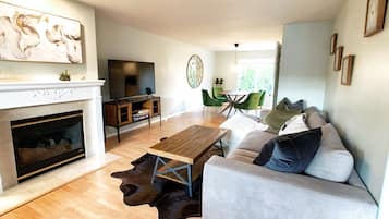 Téléviseur connecté, foyer, table de ping-pong