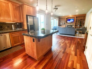 Interior - Parkside 5B Retreat, Large yard w/bbq (Vancouver)