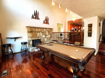 #Oneofakind 5B Retreat w/Pool table and Sauna