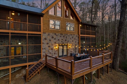 Massive 7BR Cabin Sleeps 18