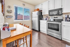 Een koelkast, een magnetron, een oven, een kookplaat