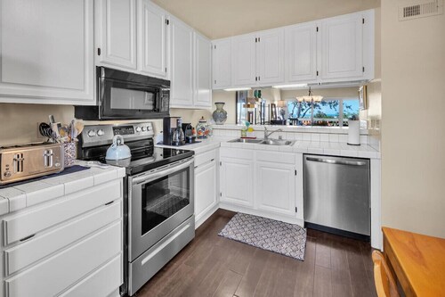 2BR Condo with Views Near Shops & Food + Fast WiFi