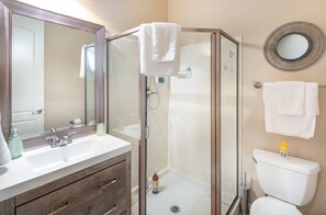 Combined shower/bathtub, jetted bath, hair dryer, towels