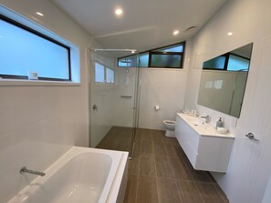Baignoire, sĂšche-cheveux, serviettes fournies, savon