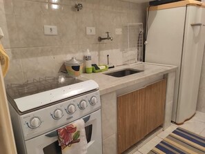 Geladeira, micro-ondas, cooktop, cafeteira/chaleira