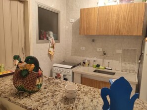 Geladeira, micro-ondas, cooktop, cafeteira/chaleira