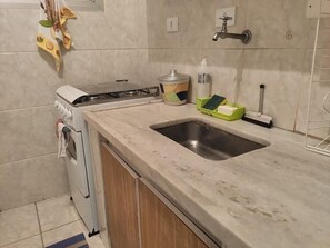 Geladeira, micro-ondas, cooktop, cafeteira/chaleira