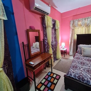 1 bedroom, desk, iron/ironing board, free WiFi - Deluxe Queen Studio En Suite (St. Joseph)