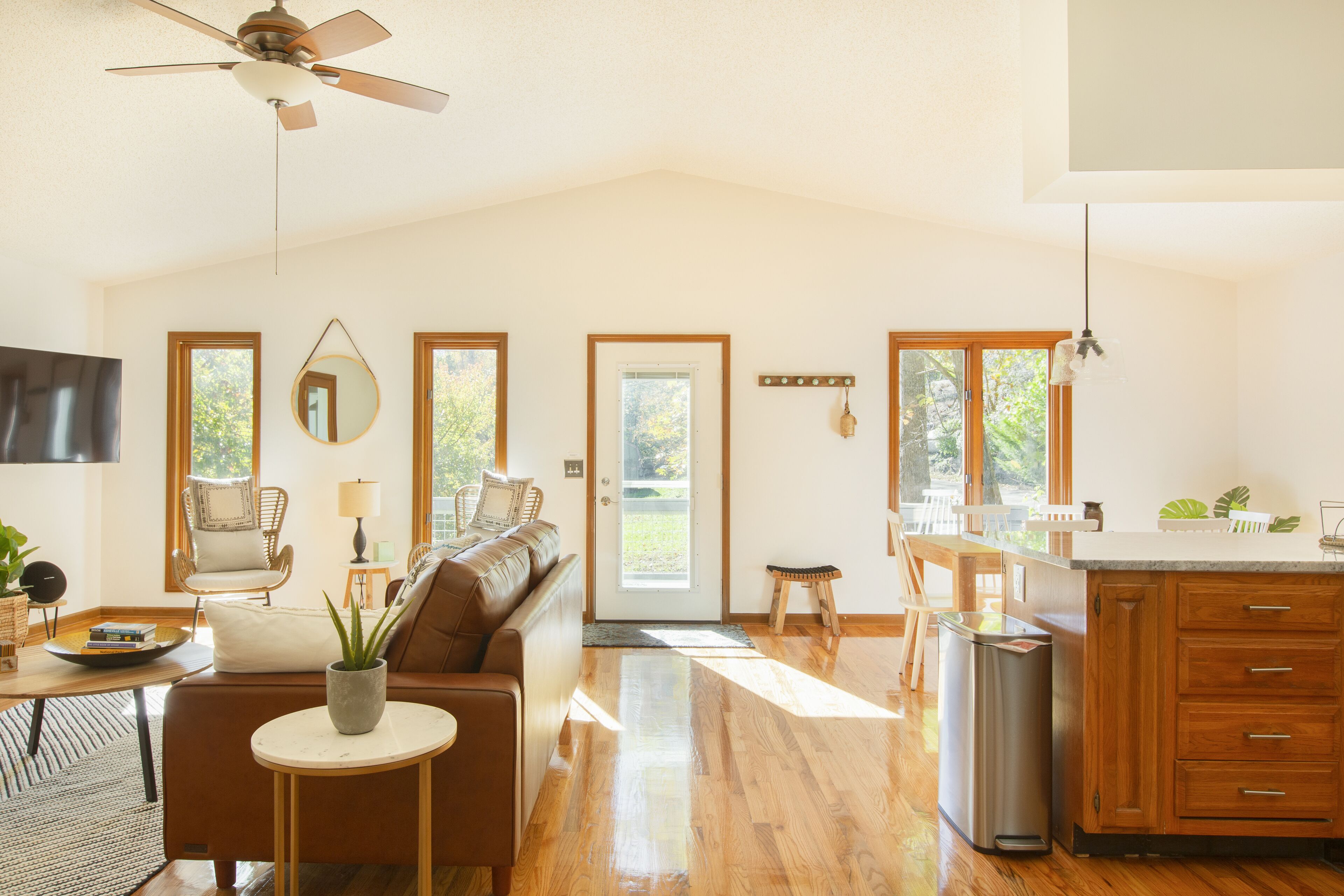 Een smart-tv en boeken