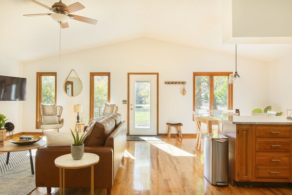 Long Range Winter/Spring Mtn Views 3BR/3BA, In the Woods But Only Mins ...