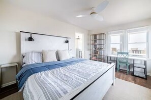 4 chambres, fer et planche à repasser, lit de bébé portatif