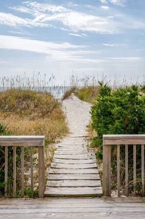 Beach towels - Toes in the Sand 🏖 Drink in Hand!  2 Decks, Views throughout, Great location! (Emerald Isle)
