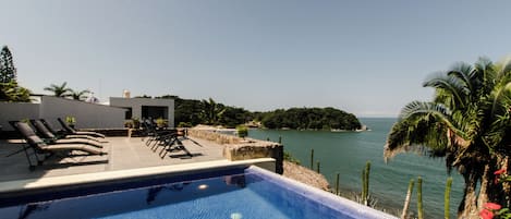 Een buitenzwembad en een verwarmd zwembad