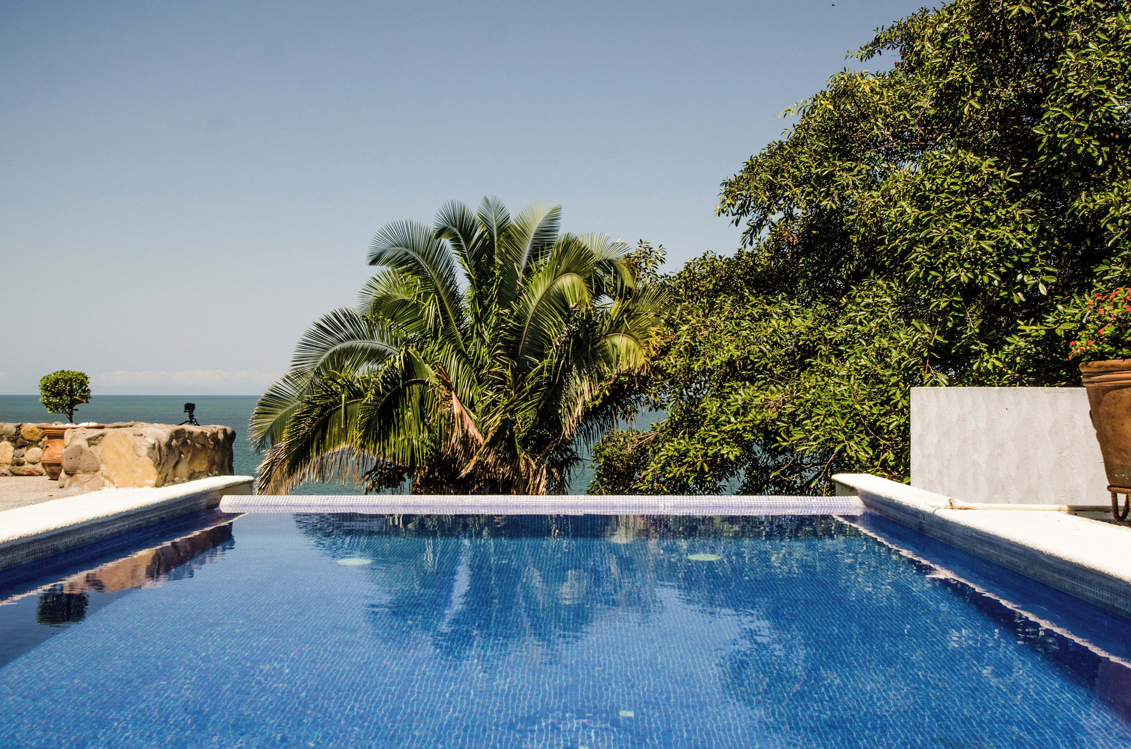 Een buitenzwembad en een verwarmd zwembad