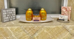 Tina, secadora de cabello, toallas, jabón 