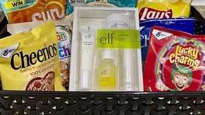 Una cesta de regalo con aperitivos y un cartel de bienvenida para Glambion Suites.