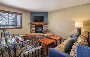 Smart TV y chimenea 