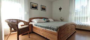 2 bedrooms, iron/ironing board, WiFi