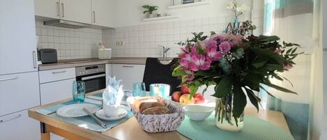 Kylskåp, mikrovågsugn, ugn och spishäll