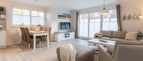 تلفزيون، مدفأة، مشغل دي في دي، ستيريو