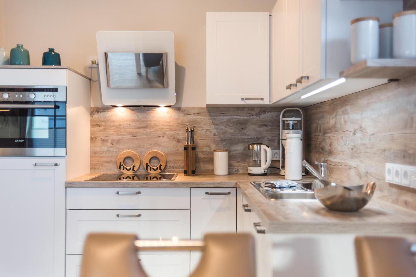 Een koelkast, een oven, een kookplaat, een vaatwasser