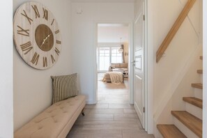 Télévision, cheminée, lecteur de DVD, chaîne hi-fi