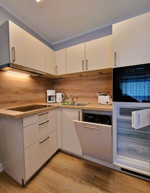 Mikrowelle, Geschirrspüler, Wasserkocher mit Kaffee-/Teezubehör, Toaster