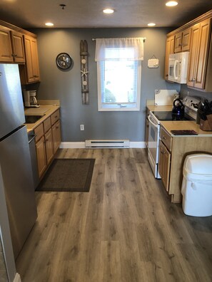 Køleskab, mikrobølgeovn, ovn, kogeplade