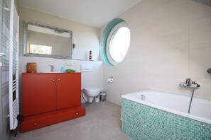 Unclassified image, 4 of 15, button