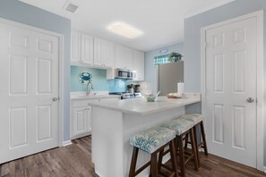 Fridge, microwave, oven, stovetop - Seahorse 512- Seahorse Condos (Gulf Shores)