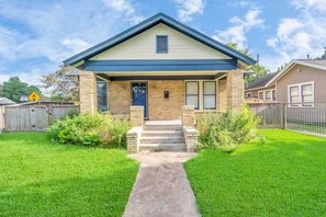 Exterior - Historical cozy home in the Houston Heights. Near Downtown, Midtown & Galleria.  (Houston)