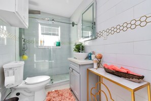Ducha, secador de pelo, toallas, jabón